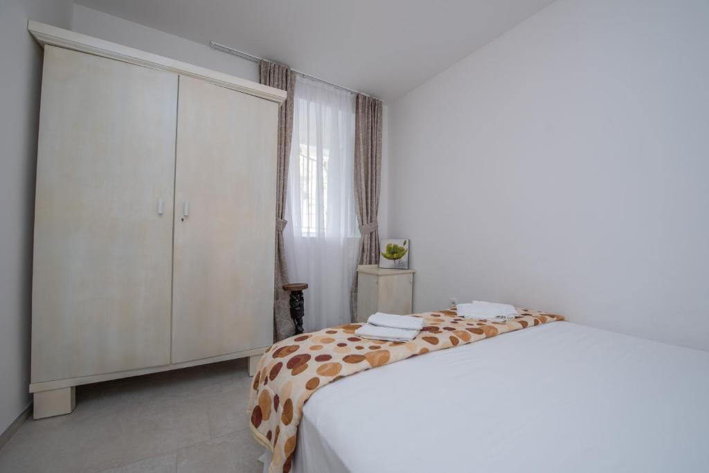 Postel nebo postele na pokoji v ubytování Apartment Kula Đurišić