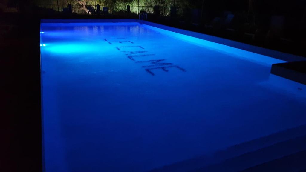 Bazén v ubytování Camping & Hôtel Le Calme nebo v jeho okolí