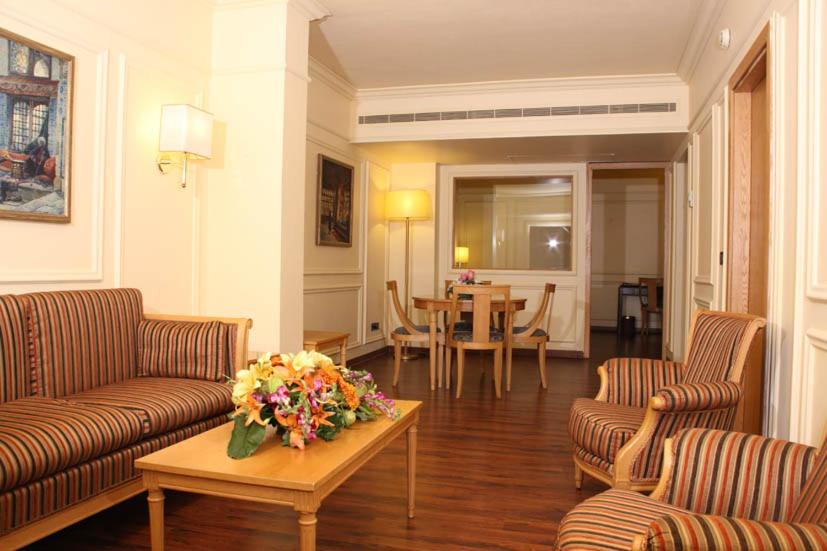 Posezení v ubytování Le Commodore Hotel