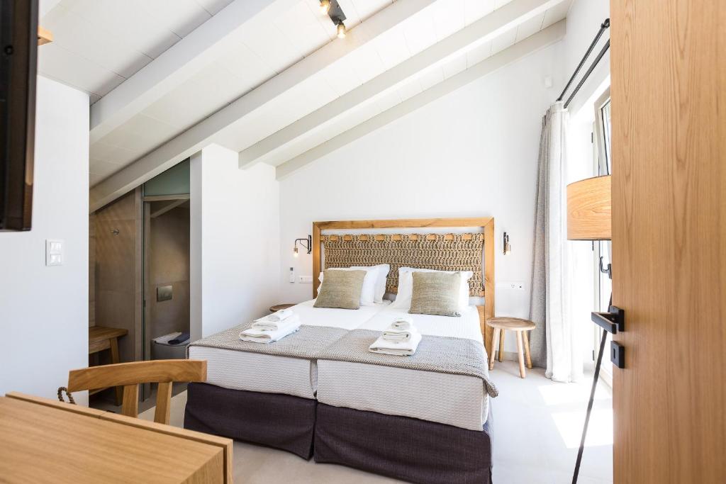 A bed or beds in a room at Vasilios Villa, with Pool, Gym & Close to Beach, By ThinkVilla