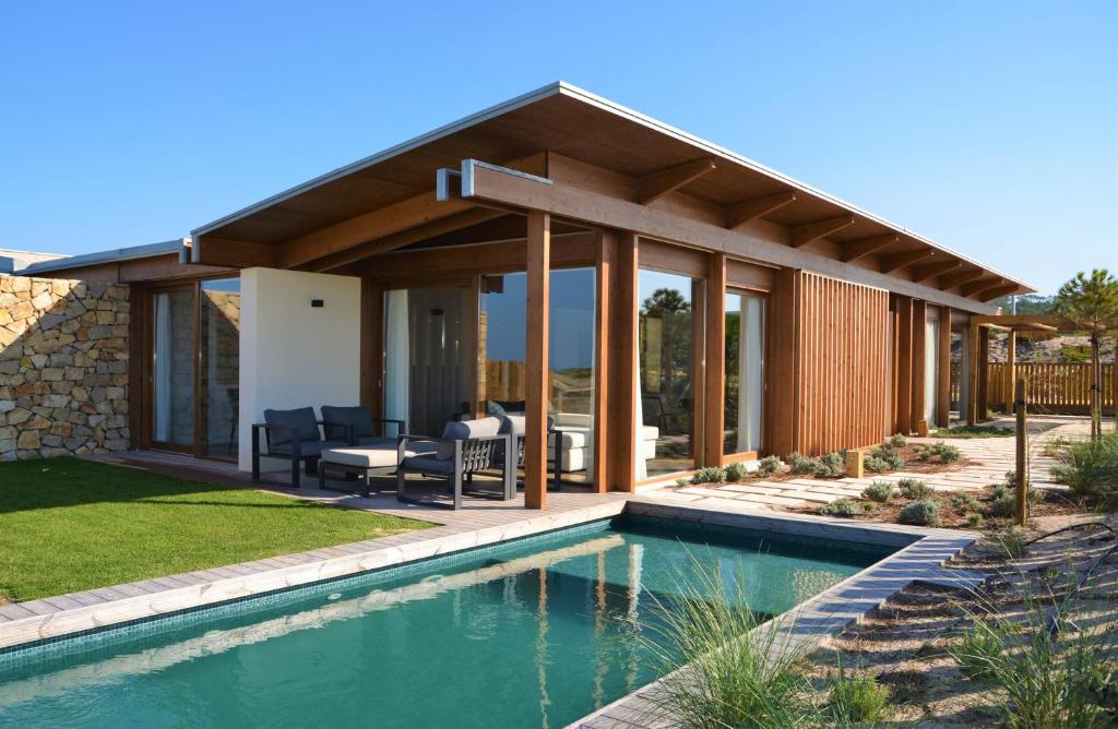 uma casa com piscina no quintal em West Cliffs Ocean and Golf Resort em Casal da Lagoa Seca