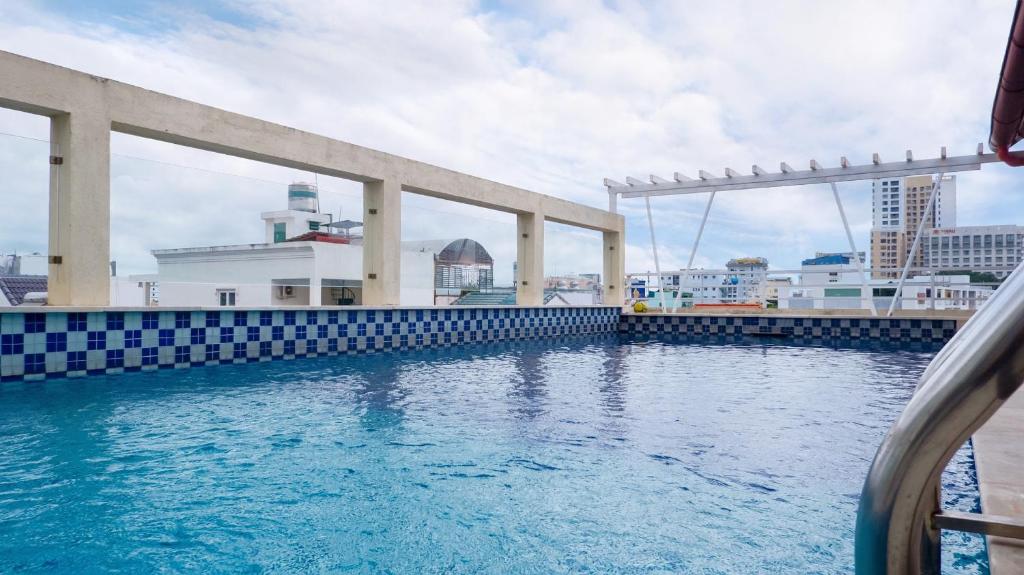 una piscina en la azotea de un edificio en Ananas Family Hotel en Ho Chi Minh