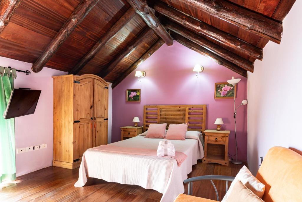 Postel nebo postele na pokoji v ubytování Home2Book Stunning Rustic House El Pinar & WiFi