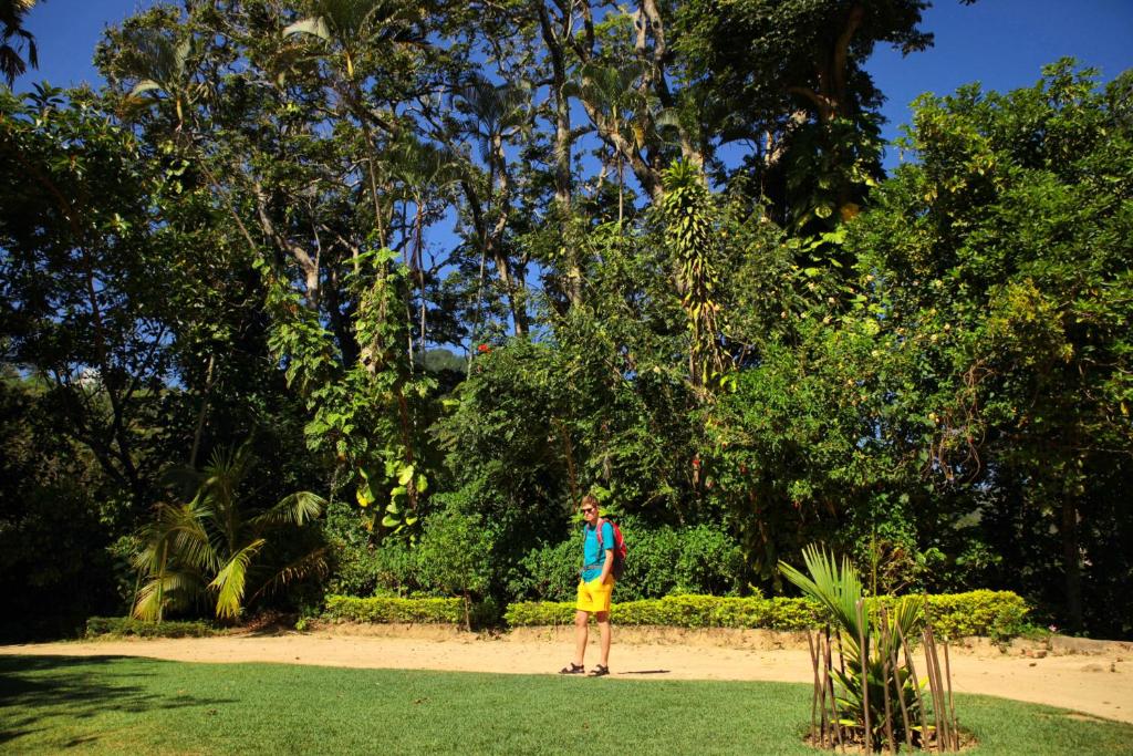 un hombre parado en un parque con un frisbee en Sunnyside Holiday Bungalow, en Ella
