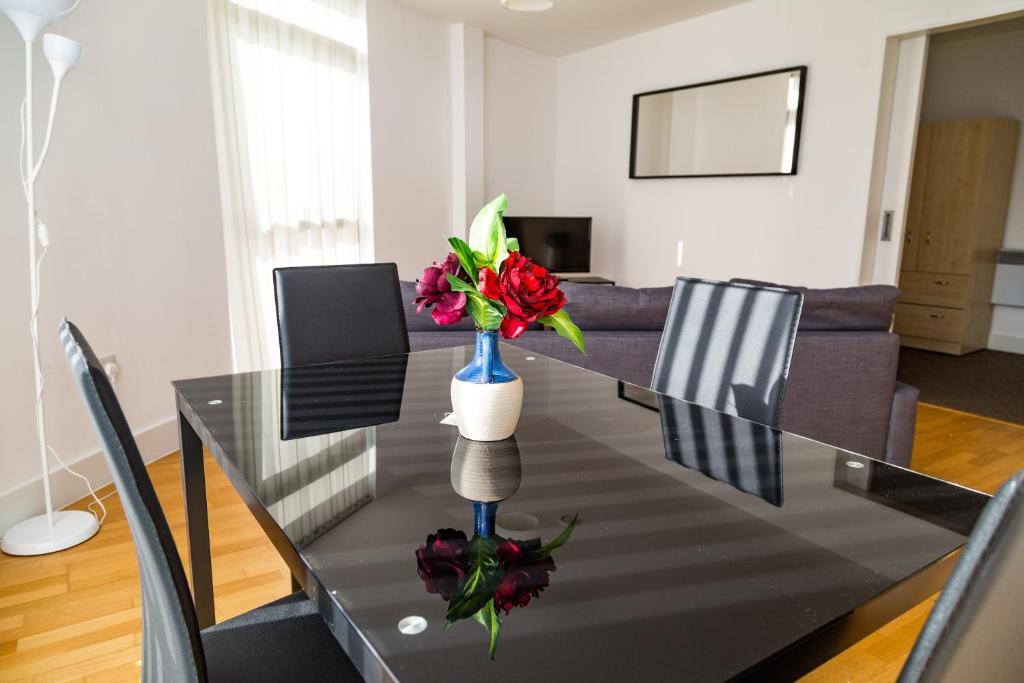 Serviced Apartment In Liverpool City Centre - Free Parking - 35 Kent St by Happy Days - Apt 2