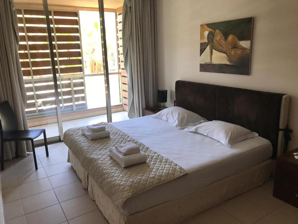 een slaapkamer met een bed met twee handdoeken erop bij Salgados Beach in Albufeira