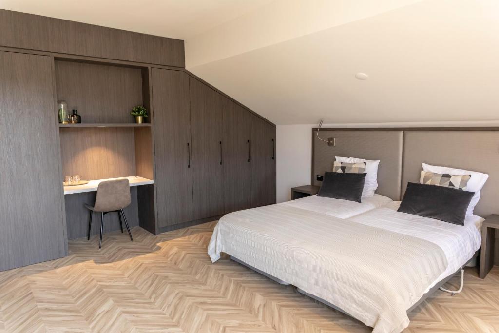 Postel nebo postele na pokoji v ubytování M Hotel