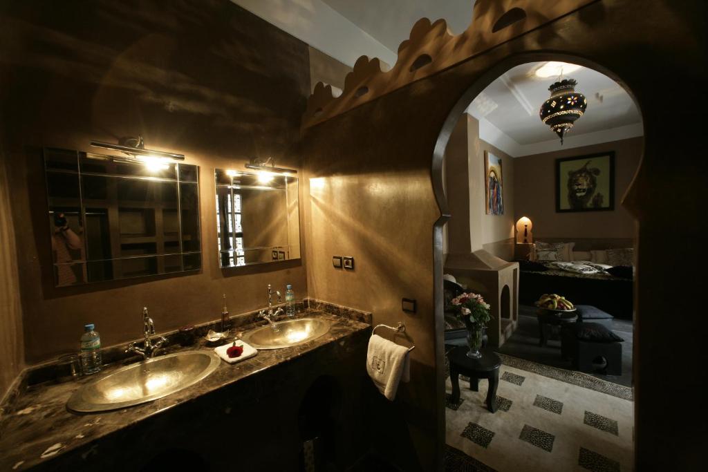 Koupelna v ubytování Riad Des Arts