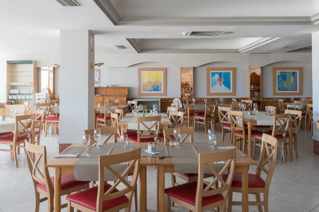 Reštaurácia alebo iné gastronomické zariadenie v ubytovaní Seth Isla Paraiso