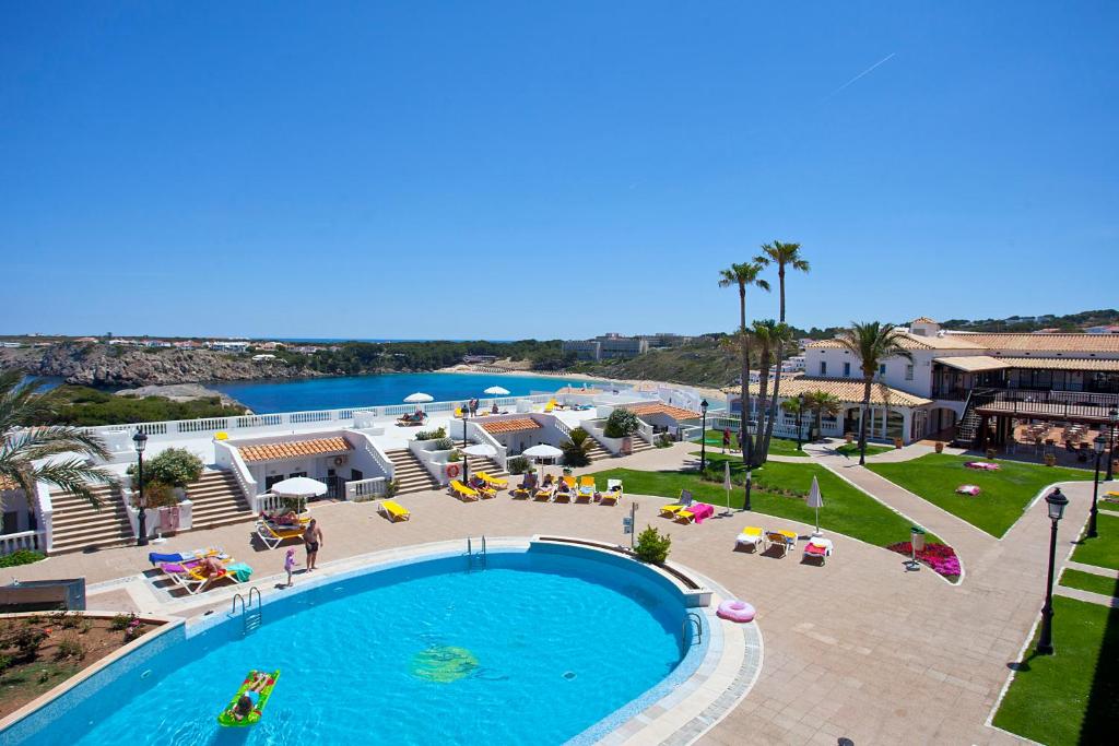 una imagen de una piscina en un complejo en Seth Isla Paraiso en Arenal d'en Castell