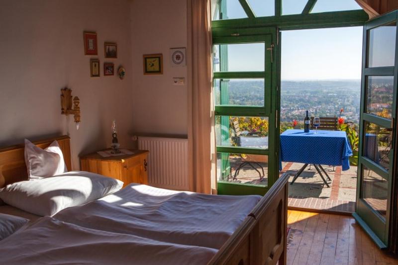 Postel nebo postele na pokoji v ubytování Bagoly Pincesor Fogado