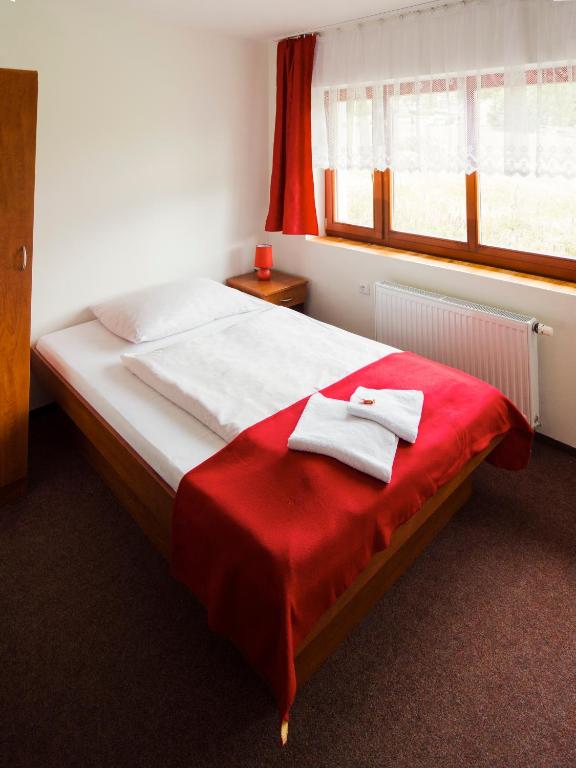 Postel nebo postele na pokoji v ubytování Hacienda ČERT Kořenov