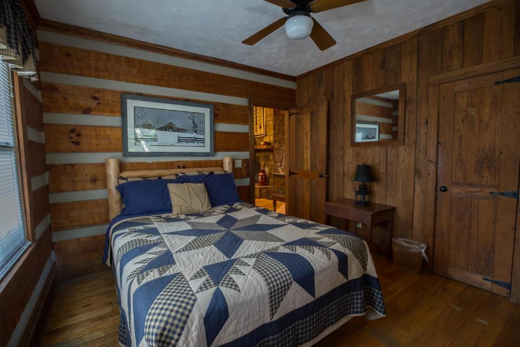 1 dormitorio con 1 cama y ventilador de techo en Springmaid Mountain, en Spruce Pine