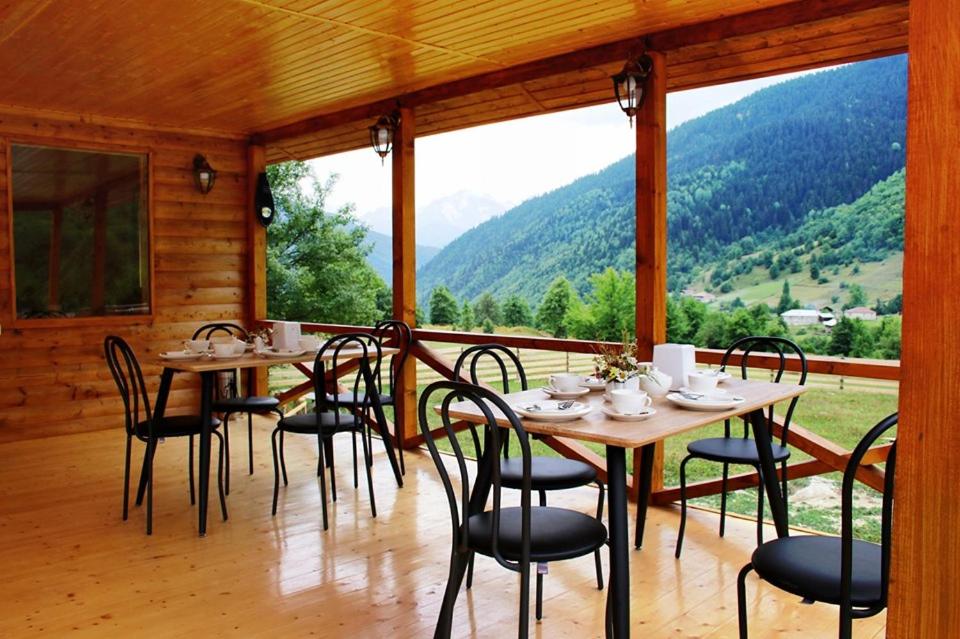 Nespecifikovaný výhled na hory nebo výhled na hory při pohledu z hotelu