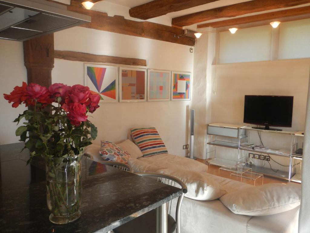 TV a/nebo společenská místnost v ubytování Guesthouse Les Mignardises