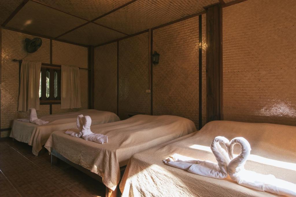 Postel nebo postele na pokoji v ubytování Phuruarounmai Organic Living Resort