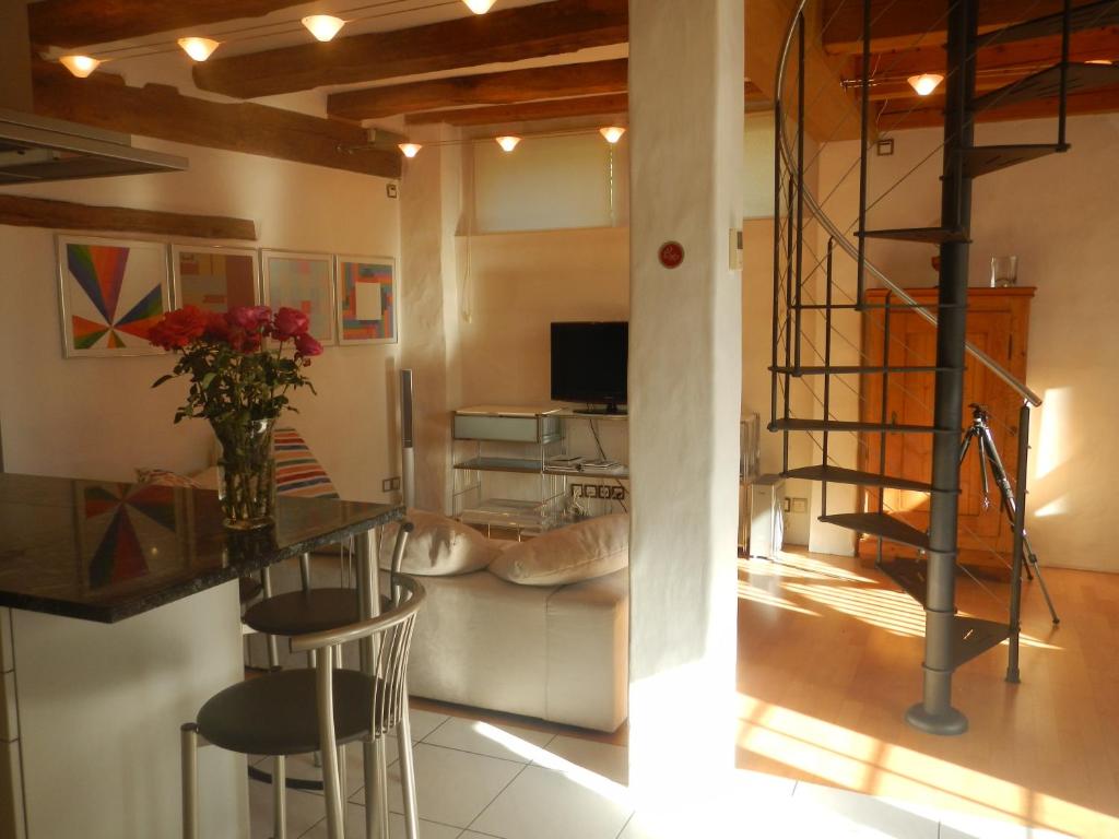 TV a/nebo společenská místnost v ubytování Guesthouse Les Mignardises