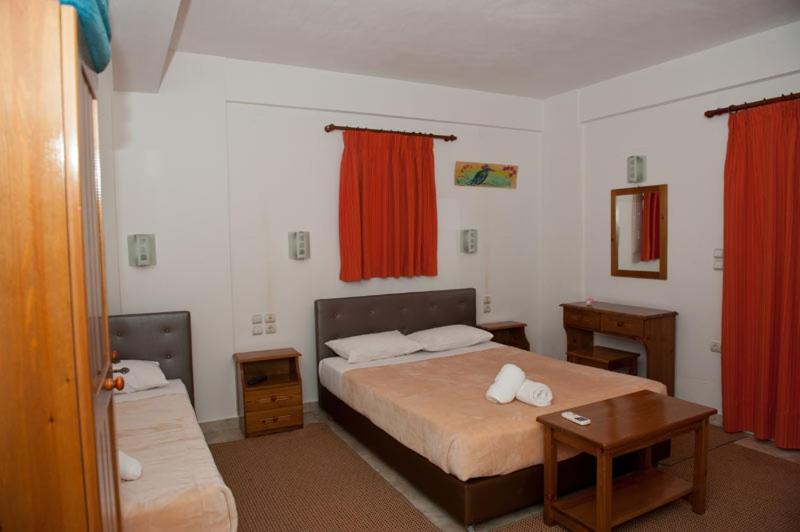 Postel nebo postele na pokoji v ubytování Aithrio Hotel