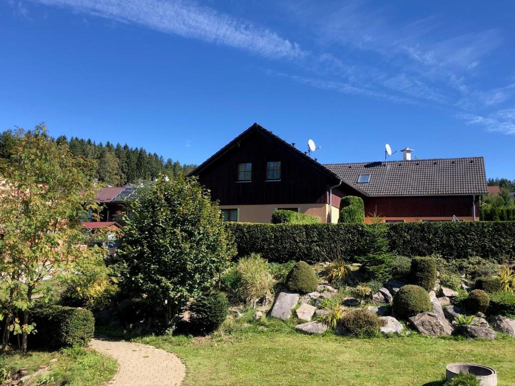 dom z ogrodem przed domem w obiekcie Apartmán Lípa-Lipno w mieście Lipno nad Vltavou