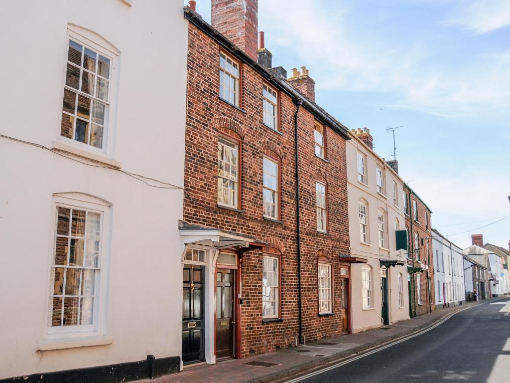 un bâtiment en briques sur le côté d'une rue dans l'établissement 7 Glendower Street, à Monmouth