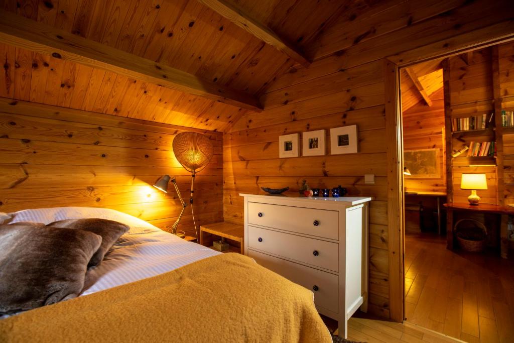 Postel nebo postele na pokoji v ubytování Les Avernas En Bas Romantic Getaway