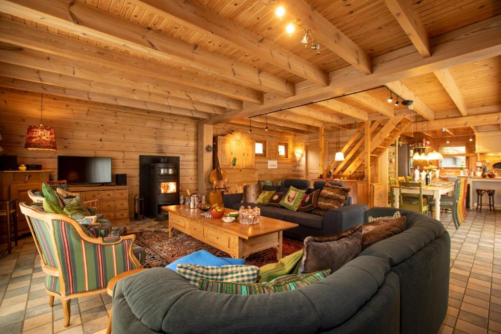 Posezení v ubytování Les Avernas En Bas Romantic Getaway