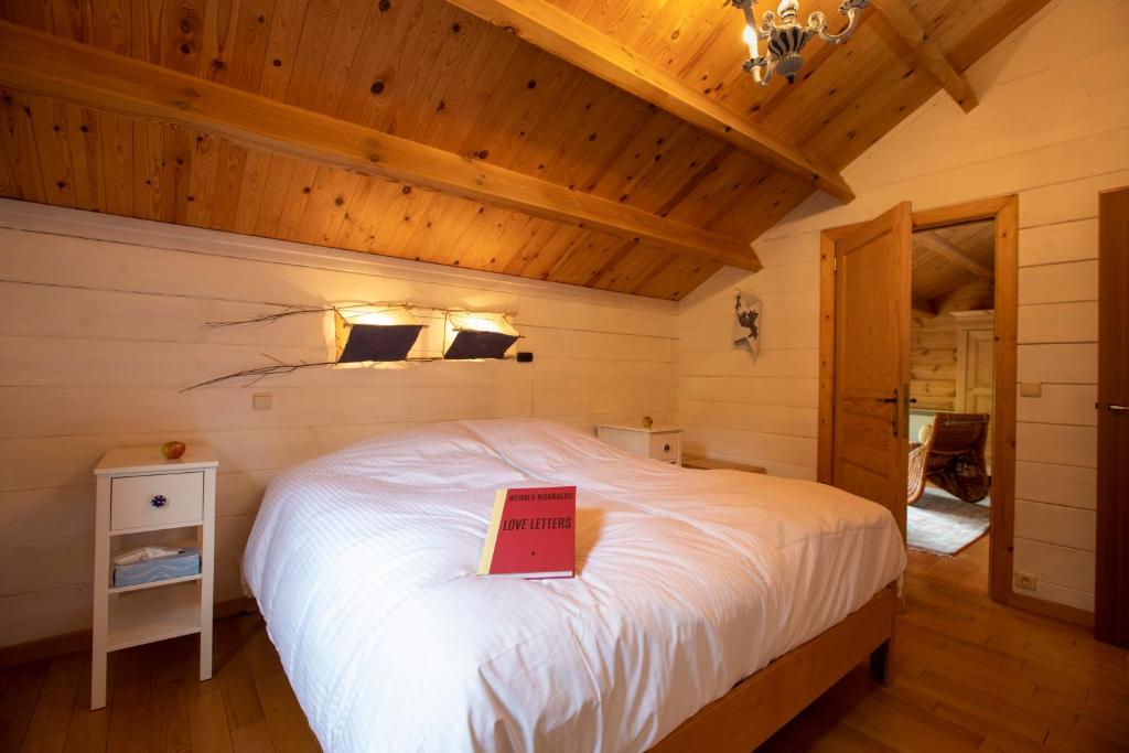 Postel nebo postele na pokoji v ubytování Les Avernas En Bas Romantic Getaway