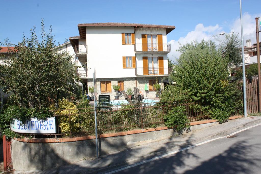 budynek po stronie ulicy z drzewami w obiekcie Hotel Belvedere w mieście Passignano sul Trasimeno