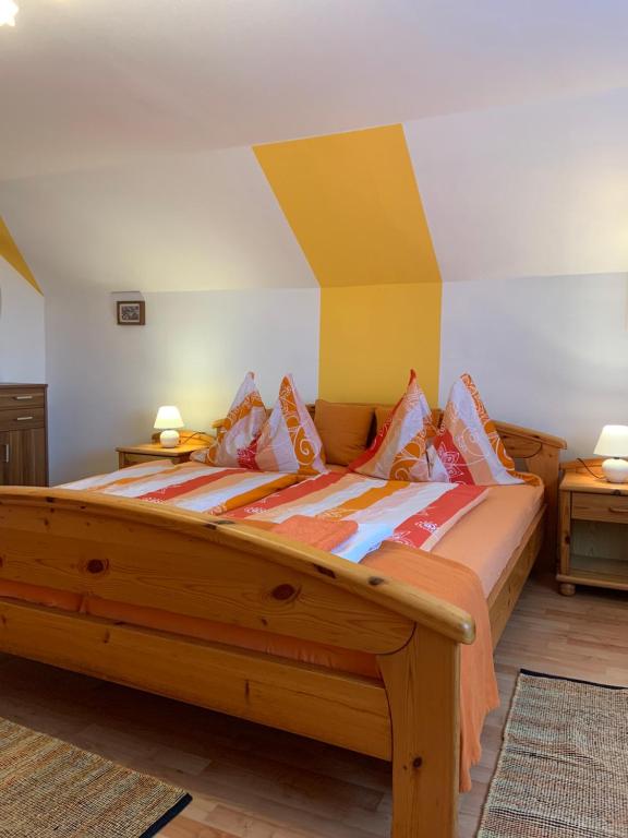 ein Schlafzimmer mit einem großen Holzbett in einem Zimmer in der Unterkunft Serschenhof- Auszeit über dem Stall in Leutschach