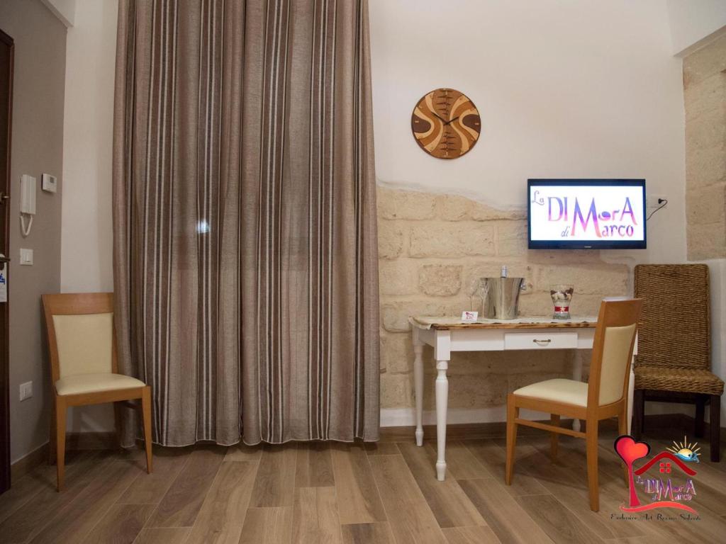 A television and/or entertainment centre at La DIMorA di Marco - Exclusive Art Rooms Salento
