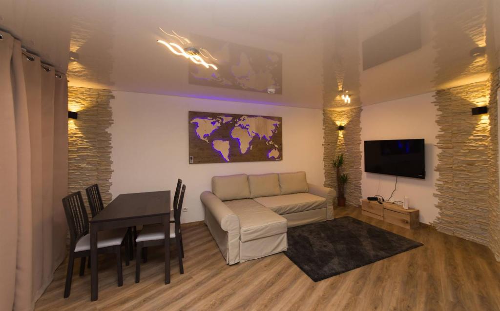 TV a/nebo společenská místnost v ubytování Landmann Apartment Metzingen