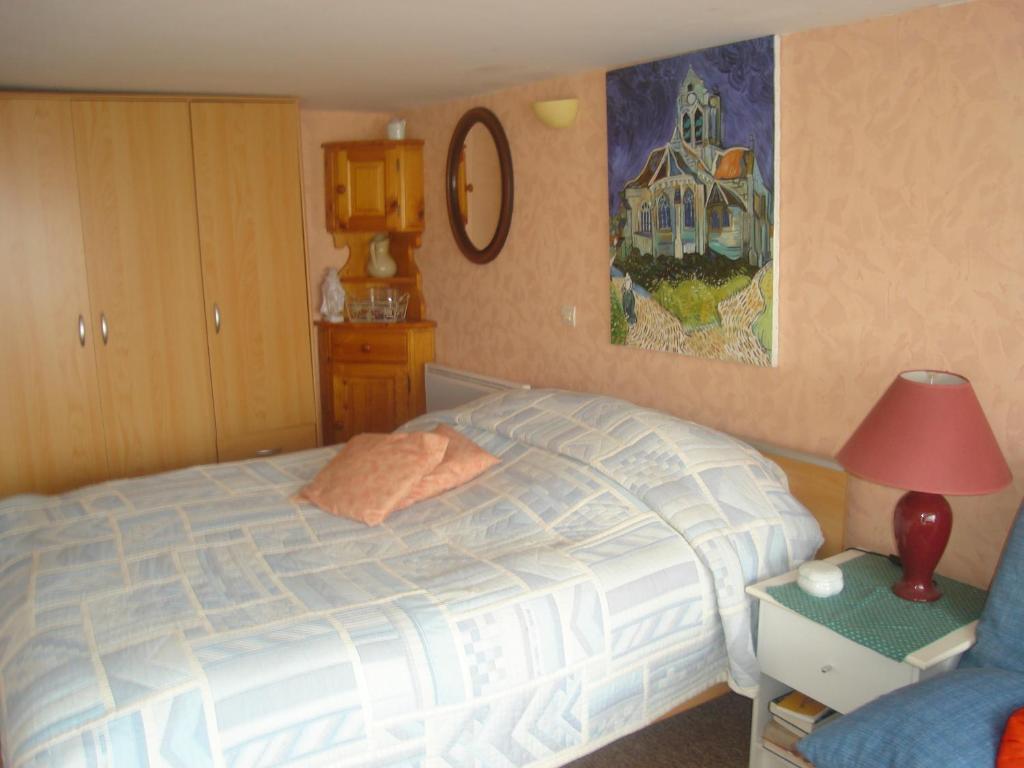 - une chambre avec un lit, une lampe et une chaise dans l'établissement la meridienne, à Sète