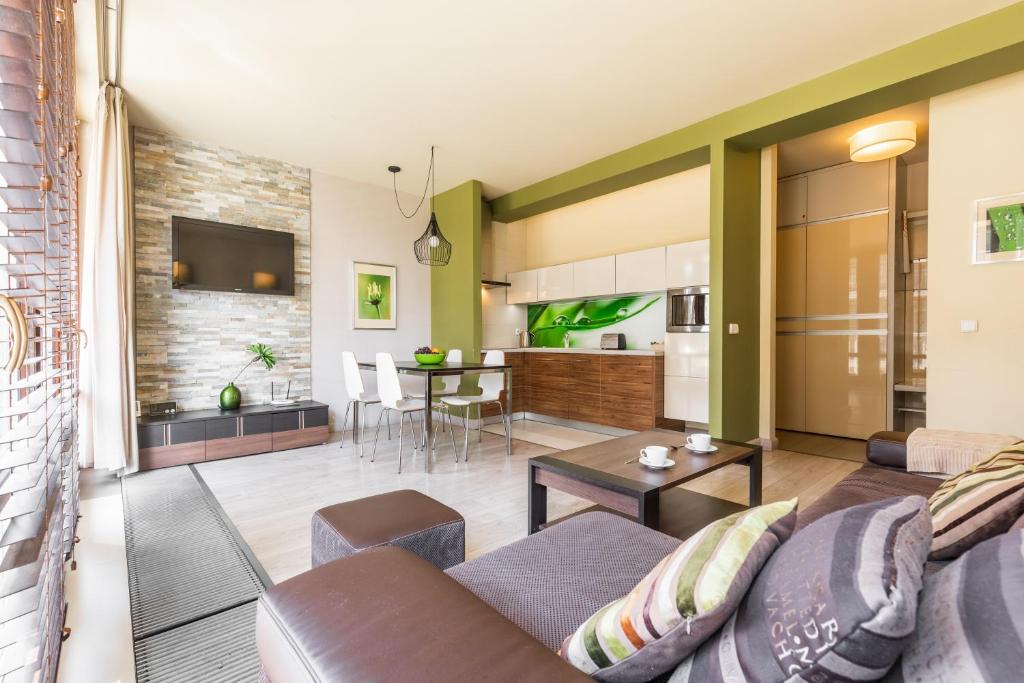 Televízia a/alebo spoločenská miestnosť v ubytovaní Apartamenty Oaza Deluxe Zakopane