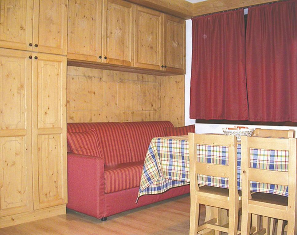 sala de estar con sofá, mesa y sillas en Cornostella, en Foppolo