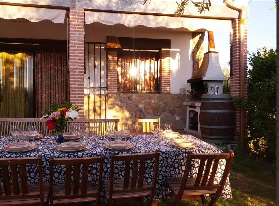 una mesa con platos y platos encima en Las Casas De "El Cerrillo", en Montesclaros