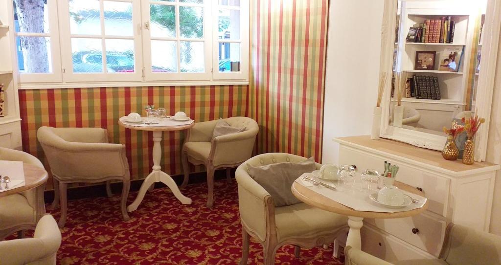 Kuchyň nebo kuchyňský kout v ubytování Hôtel Le Chantilly