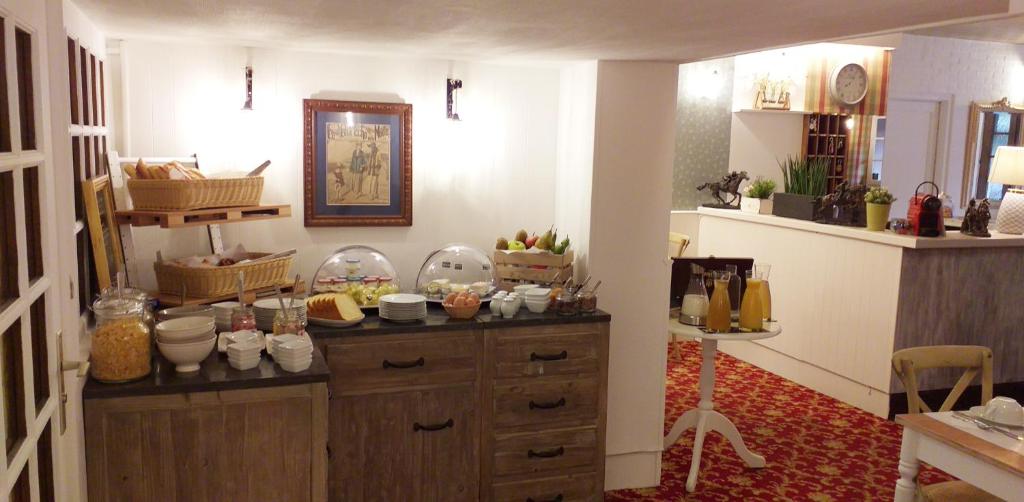 Kuchyň nebo kuchyňský kout v ubytování Hôtel Le Chantilly