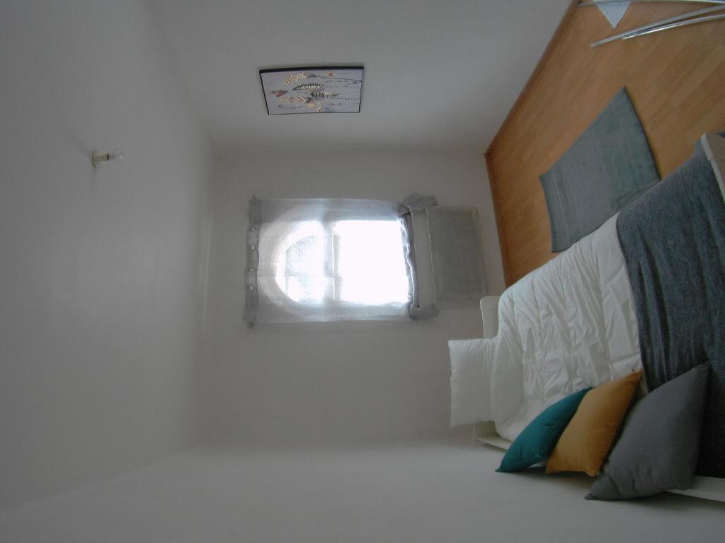 Zimmer mit einem Fenster und einem Bett mit Kissen in der Unterkunft Au bonheur des Anes - Gîte Idylle in Le Quesnoy-en-Santerre