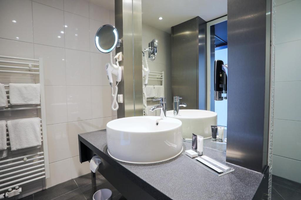 A bathroom at Pannonia Tower