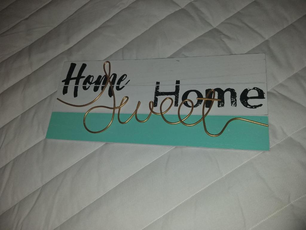 Ein Schild mit den Worten: Auf dem Papier steht der Hammer. in der Unterkunft Home Sweet Home in Polokwane
