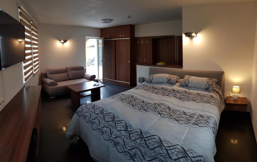 Rúm í herbergi á Apartmány Meandry