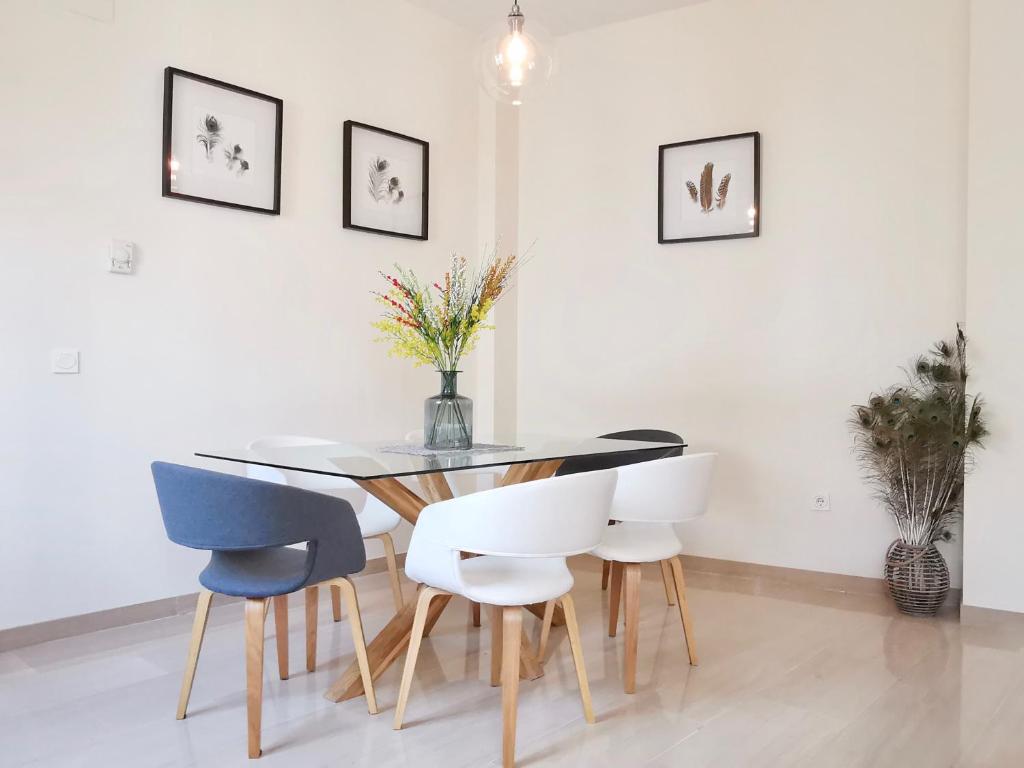 Zdjęcie z galerii obiektu Teodosio Apartment FREE PARKING & CENTRAL AC w Sewilli