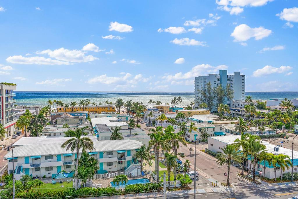 Hollywood Beachside Boutique Suite في هوليوود: اطلالة جوية على منتجع فيه نخيل والمحيط