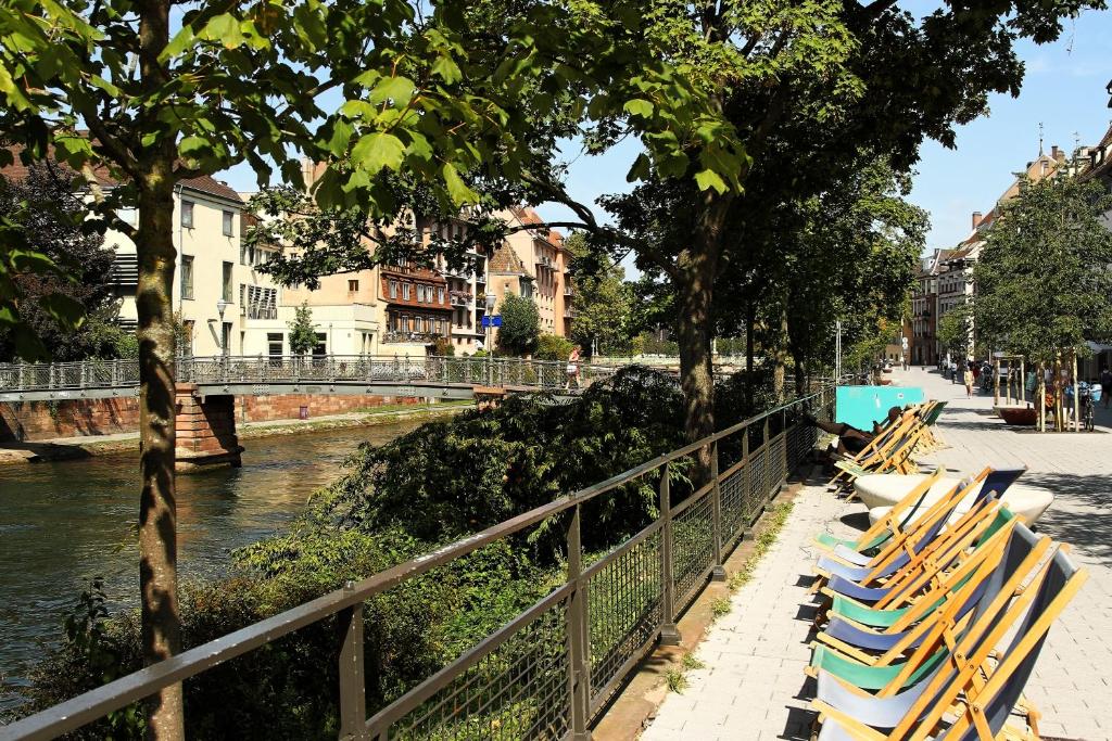Výhled na řeku, která protéká v blízkosti hotelu