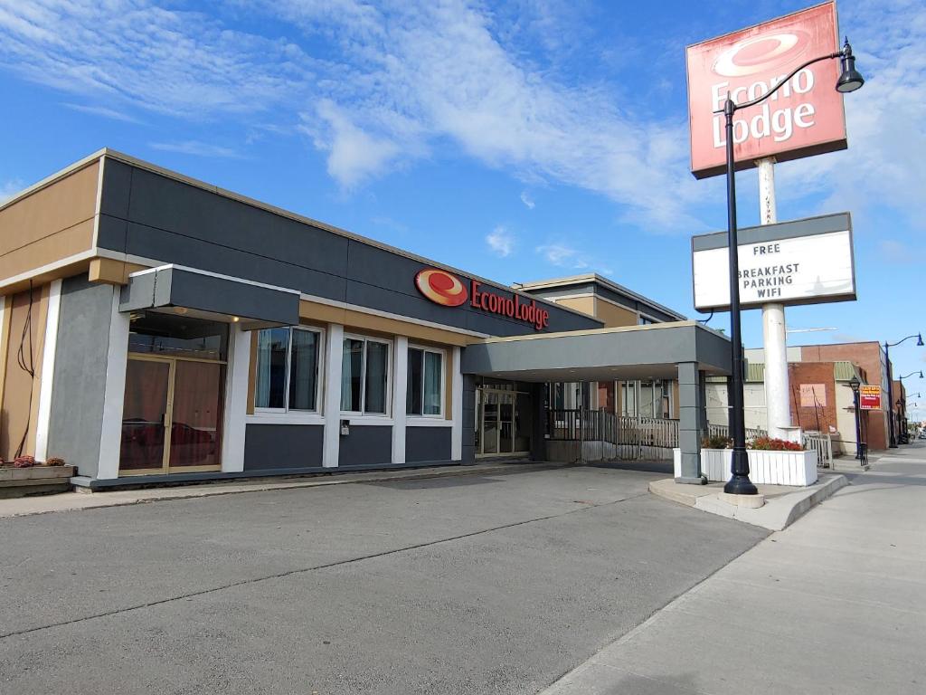 um restaurante de fast food com uma placa em frente em Econo Lodge City Centre em Kingston