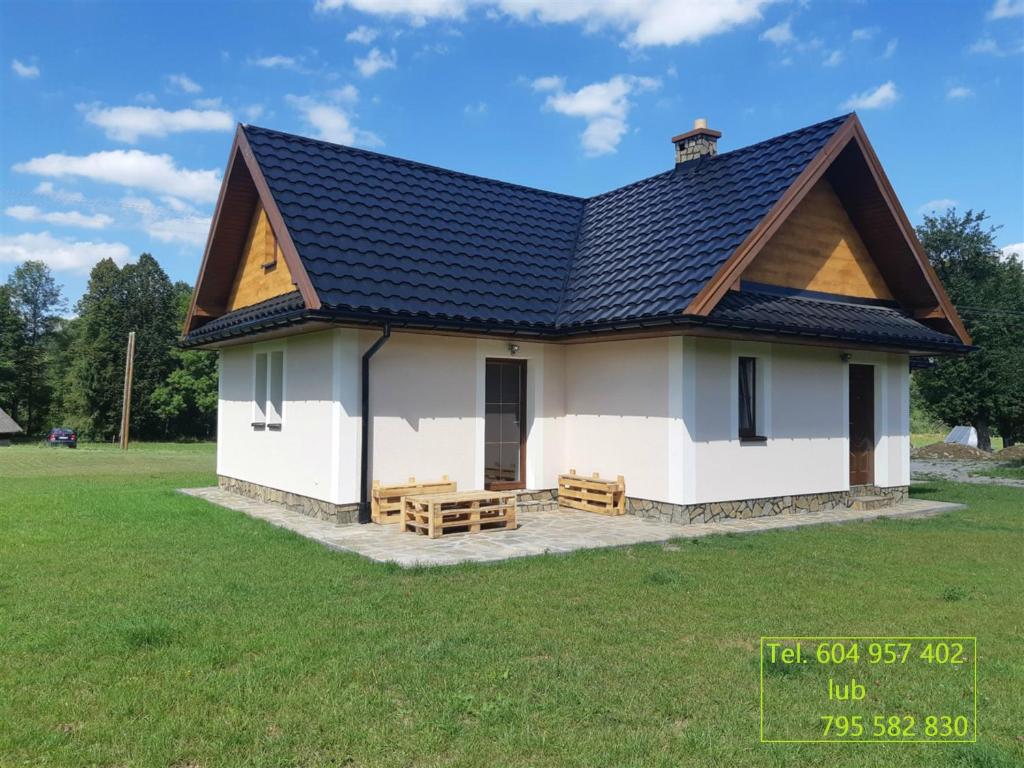 una gran casa blanca con techo negro en Beskid - Świątkowa en Świątkowa Mała