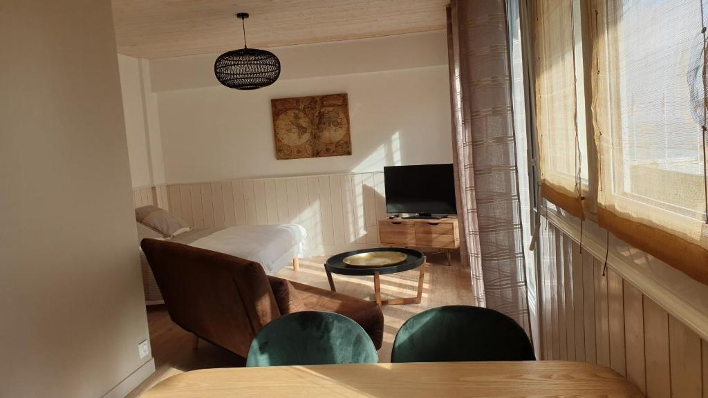 TV a/nebo společenská místnost v ubytování Les studios vue mer Le Matlo