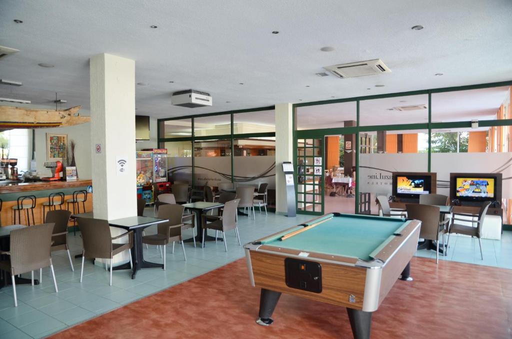 Biliár nebo kulečník v ubytování azuLine Hotel Pacific