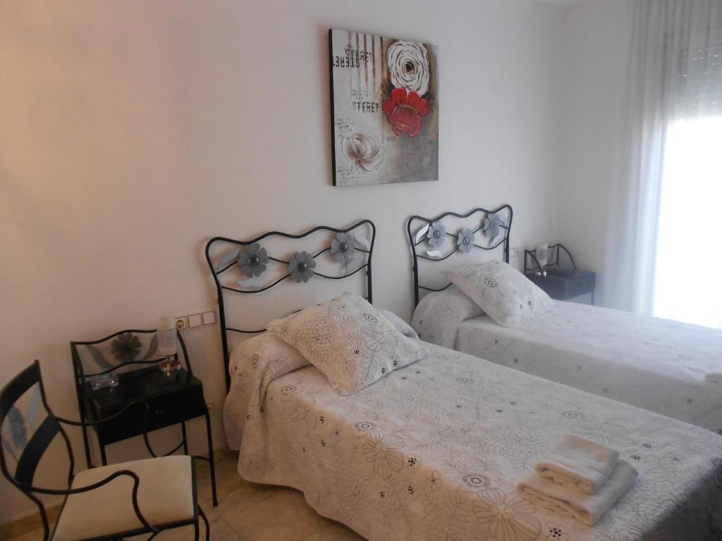 1 dormitorio con 2 camas y una foto en la pared en Hostal Ca La Irene, en Sant Vicenç de Castellet