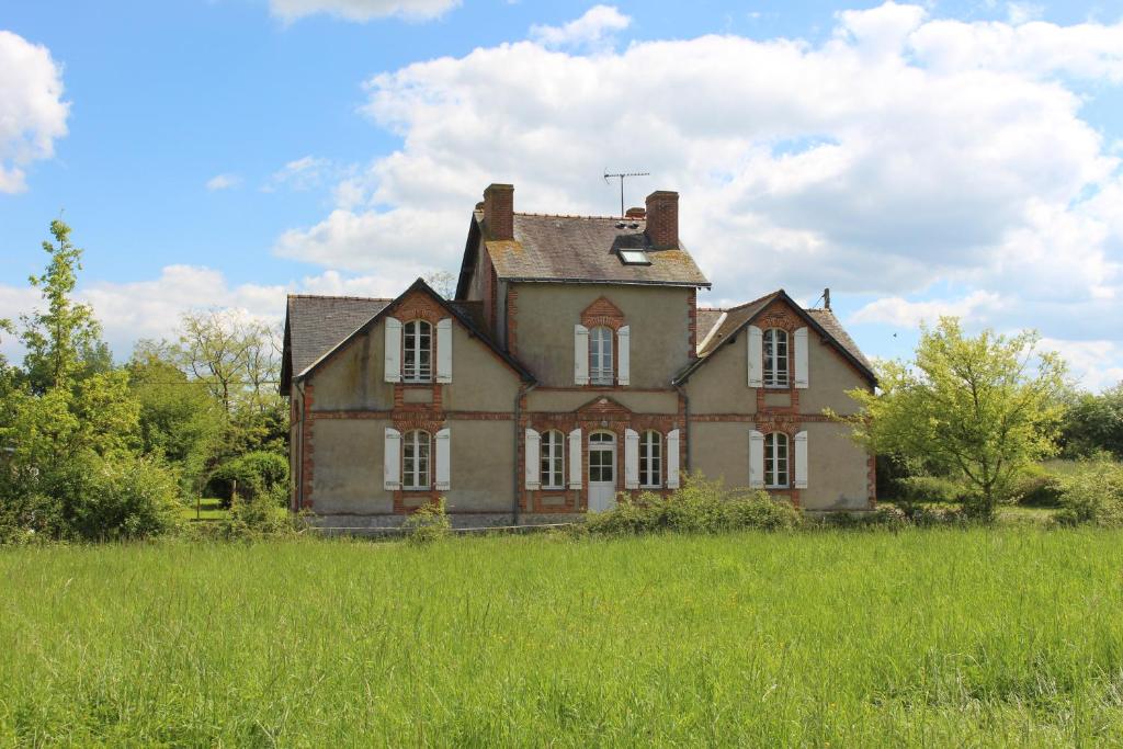 an old house in the middle of a field at Gites du four saint Pierre in Angrie